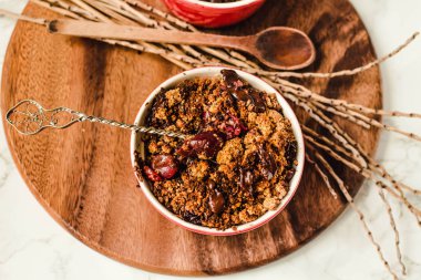 Çikolata granola ile Kiraz crumble porsiyonlu servis