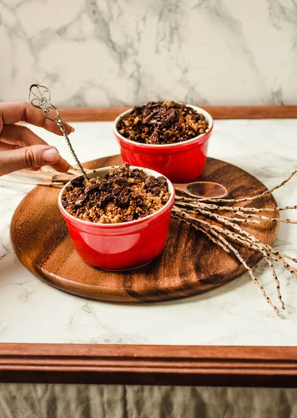 Çikolata granola ile Kiraz crumble porsiyonlu servis