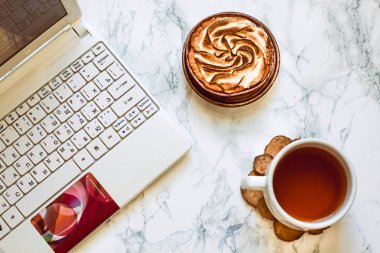 Dizüstü bilgisayarı olan kadın ya da kadın çalışma alanı, beyaz bir Mar üzerindeki defter