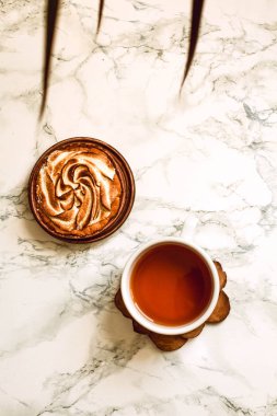 Boş alan, kalem ve bir fincan siyah çay ile açılan defter bir