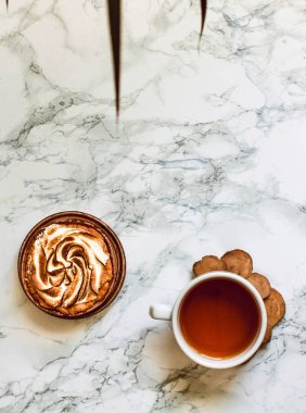 Boş alan, kalem ve bir fincan siyah çay ile açılan defter bir