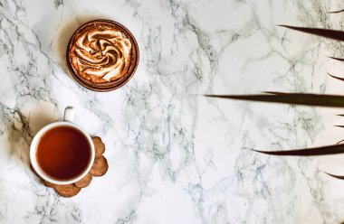 Boş alan, kalem ve bir fincan siyah çay ile açılan defter bir