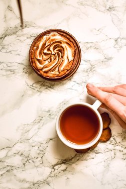 Boş alan, kalem ve bir fincan siyah çay ile açılan defter bir