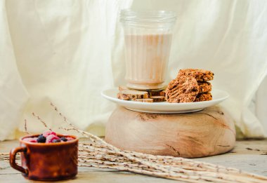 Yulaf ve fıstık ezmesi çerezleri olmayan günlük kenevir mi bir bardak ile