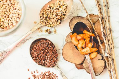 Kaşıksalata için çıtır çıtır tepesi, vegan. Sp ile pişmiş hindistan cevizi