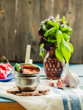 Makarna için temel İtalyan domates sosu marinara. Bir sos tenceresi zekâ olarak