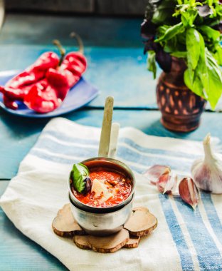 Makarna için temel İtalyan domates sosu marinara. Bir sos tenceresi zekâ olarak