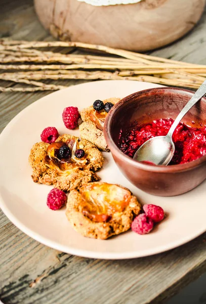 Biscuits maison à l'avoine avec banane, avoine, noix, œufs et farine — Photo