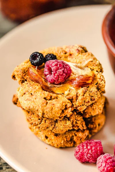 Biscuits végétaliens à l'avoine avec confiture de framboises et caramel daté. Fermer — Photo