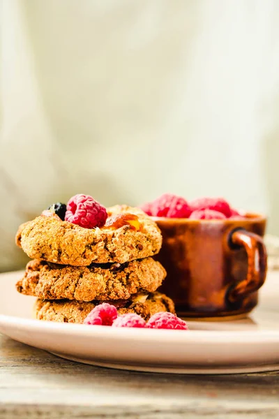Homemade oatmeal cookies with fresh berry on old wood table back — Stock Photo, Image