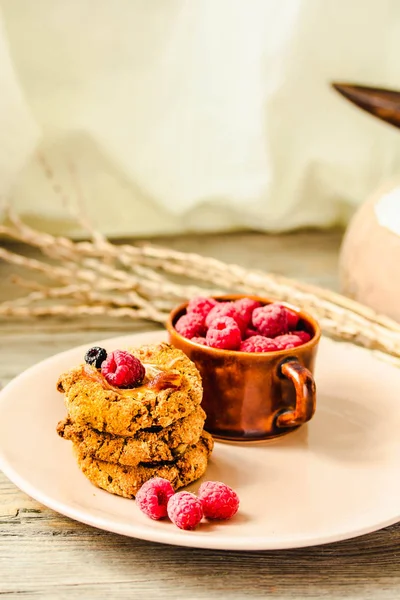 Homemade oatmeal cookies with fresh berry on old wood table back — Stock Photo, Image