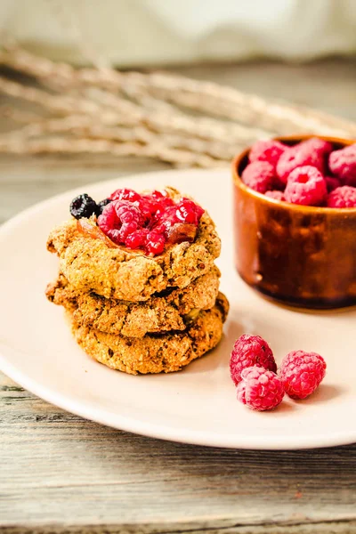 Galletas caseras crujientes de avena con mermelada de frambuesa y coche de la fecha —  Fotos de Stock