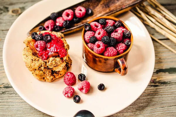 Biscuits au beurre d'avoine et d'arachide avec dattes et baies. Désintoxication alimentaire — Photo