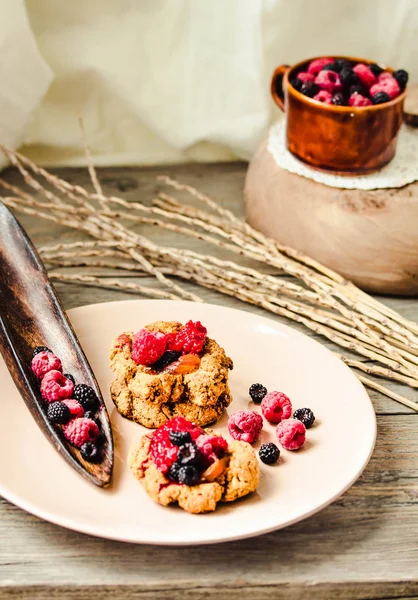 Biscuits d'avoine croquants végétaliens maison à la confiture de framboises et da — Photo