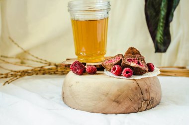 Ahududu ile Çikolata truffles, hafif backgro kakao tozu