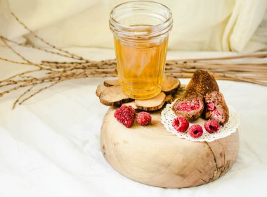 Gl ile ahşap bir stand üzerinde ahududu ile Çikolata şeker truffle