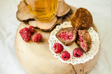 Gl ile ahşap bir stand üzerinde ahududu ile Çikolata şeker truffle