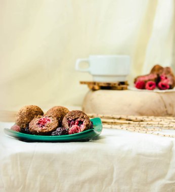 Yeşil pla taze ahududu ile ev yapımı çikolata truffle