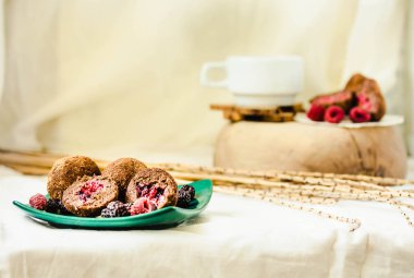 Yeşil pla taze ahududu ile ev yapımı çikolata truffle