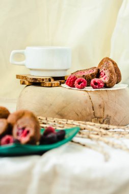 Yeşil pla taze ahududu ile ev yapımı çikolata truffle