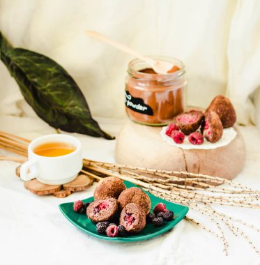 Enerji ısırıkları, vegan çiğ tatlılar, badem ve ev yapımı tatlı