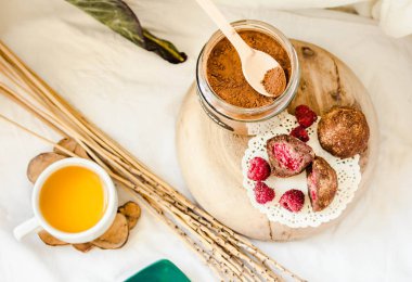 Enerji ısırıkları, vegan çiğ tatlılar, badem ve ev yapımı tatlı