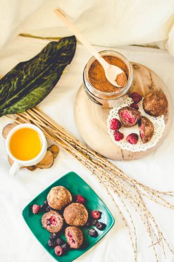 Enerji ısırıkları, vegan çiğ tatlılar, badem ve ev yapımı tatlı