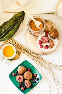 Ahşap tabakta ev yapımı çikolata vanilya ve taze çilek, wh