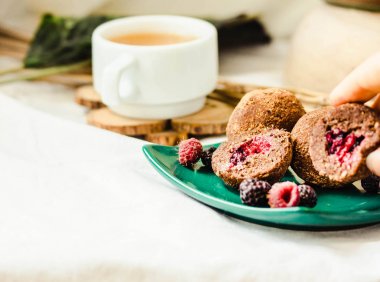 Trüf Çikolatalı incir, taze çilek ve avokado. Ev yapımı o