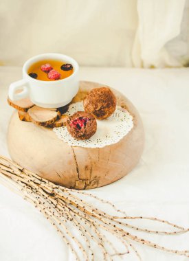 Beyaz ahşap tabakta taze çilek ile Çikolata topları 