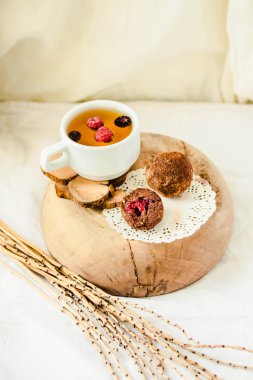 Beyaz ahşap tabakta taze çilek ile Çikolata topları 