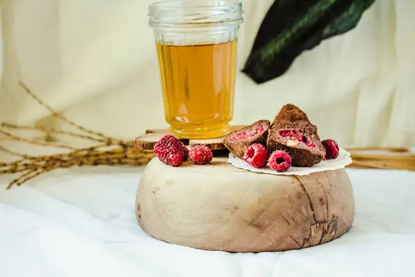 Ahududu ile Ev yapımı Çikolata truffles şeker, whi tatlı