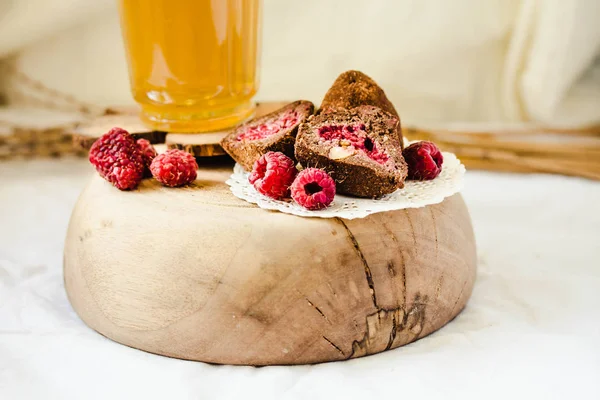 Gl ile ahşap bir stand üzerinde ahududu ile Çikolata şeker truffle