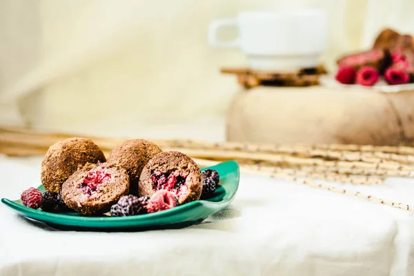 Yeşil pla taze ahududu ile ev yapımı çikolata truffle