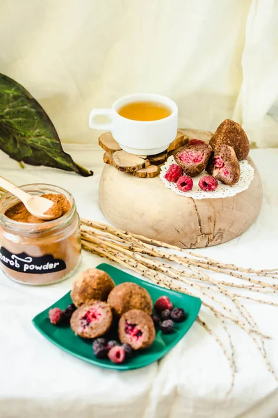 Yeşil pla taze ahududu ile ev yapımı çikolata truffle