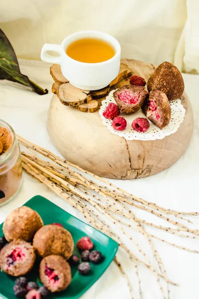 Yeşil taze çilek ile servis çikolata topları pralin 