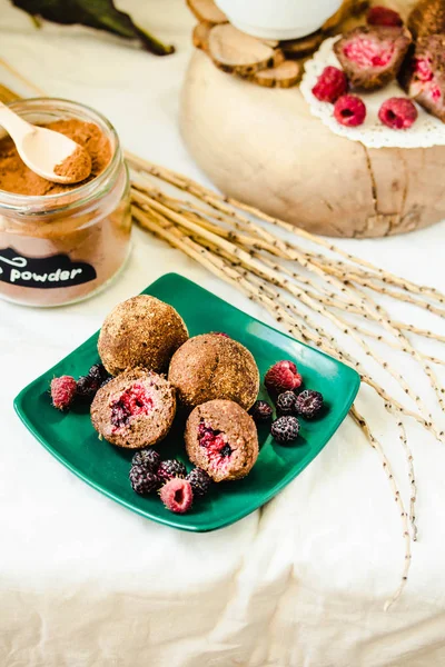 Yeşil taze çilek ile servis çikolata topları pralin 