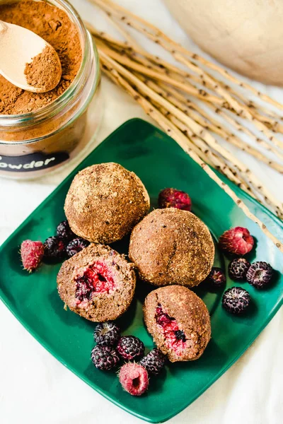 Yeşil taze çilek ile servis çikolata topları pralin 