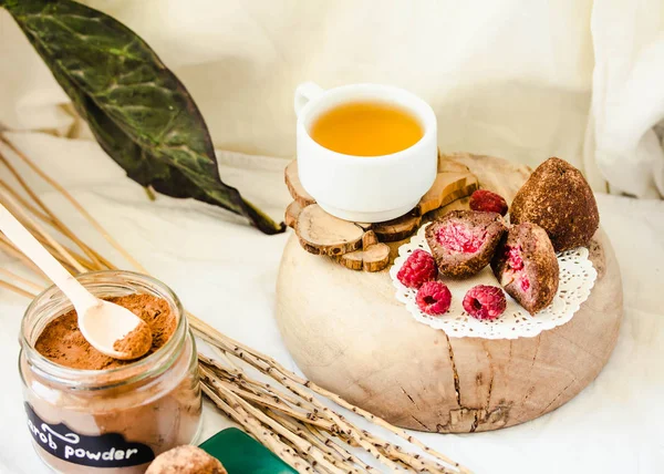 Yeşil taze çilek ile servis çikolata topları pralin 