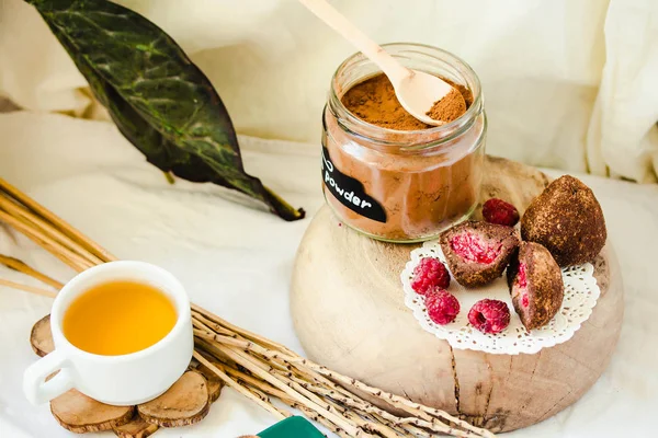 Enerji ısırıkları, vegan çiğ tatlılar, badem ve ev yapımı tatlı