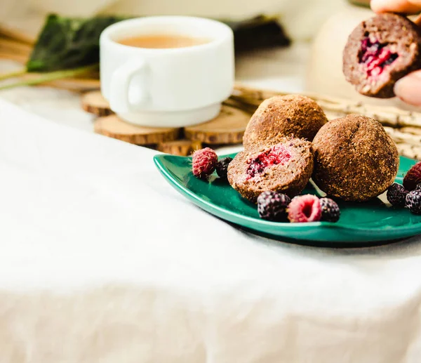 Trufas Higos de chocolate, bayas frescas y aguacates. Hecho en casa él — Foto de Stock