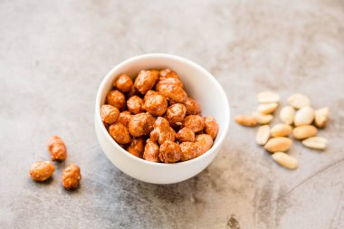 Beyaz kase ve gri arka planda şeker fıstık. Close.