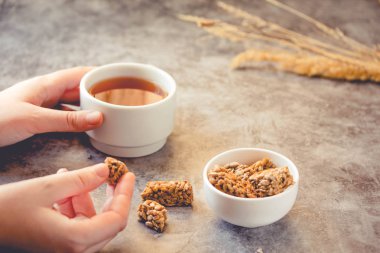 Gozinaki barlar (Gürcü Noel şekerleme) ayçiçeği yapılmış 