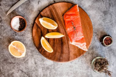 Taze organik somon yemek pişirmek için hazır 