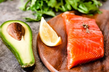 lezzetli aromatik otlar, baharatlar ve sebzeler - sağlıklı gıda, diyet veya pişirme kavramı ile taze somon fileto bölümünü