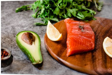 lezzetli aromatik otlar, baharatlar ve sebzeler - sağlıklı gıda, diyet veya pişirme kavramı ile taze somon fileto bölümünü