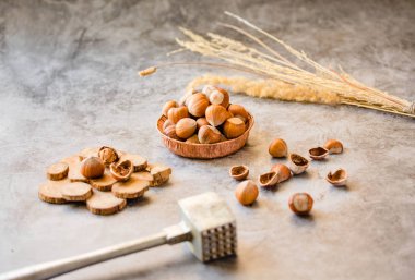 Fındık kabuğunda küçük bir kase ve fındık ezmesi. Gri bir