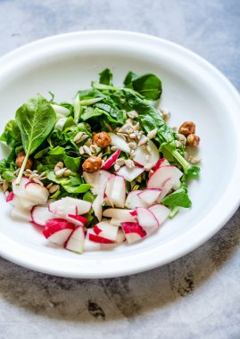 Taze salatalık, turp, beyaz peynir ile Bahar sebze salatası