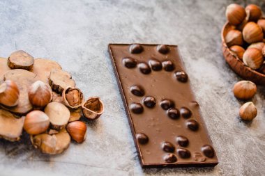 Ev yapımı fındıklı çikolata. Fındık ve çikolata arka plan. 