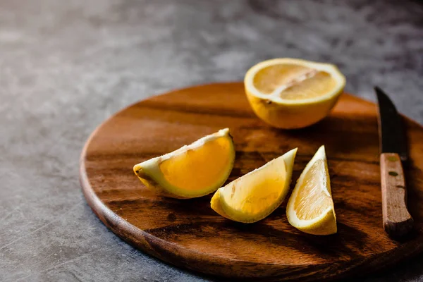 Мир лимона на деревянной доске, серый фон — стоковое фото